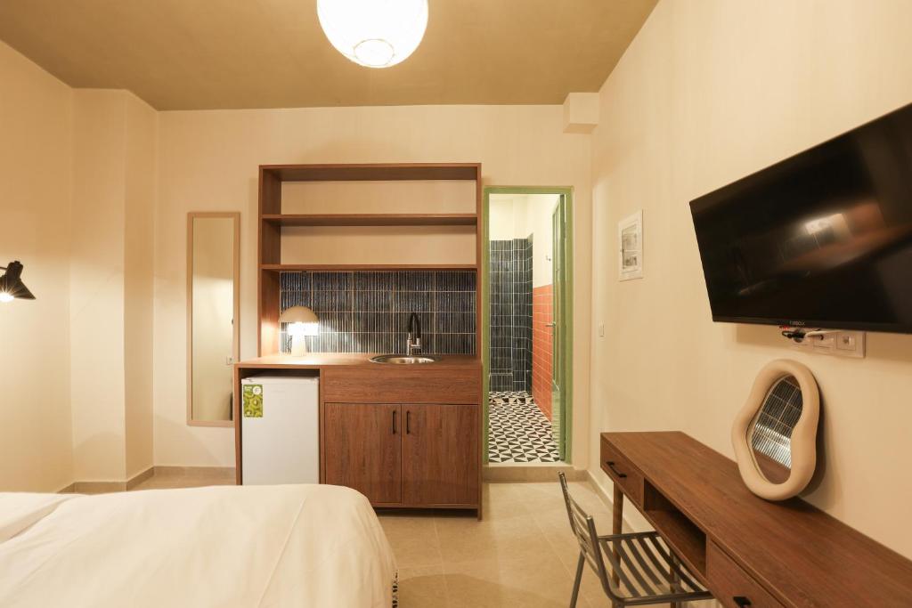 TV a/nebo společenská místnost v ubytování Dogpound Hotel