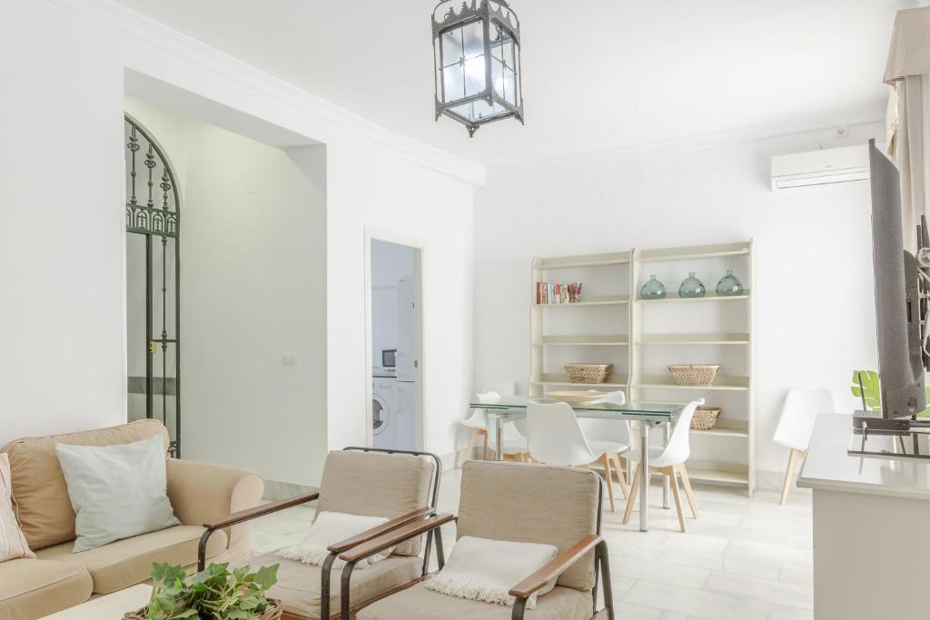 a living room with a couch and chairs and a table at Apartamento independiente en Playa de Regla. in Chipiona