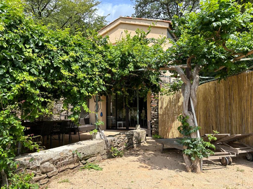 Сад в Maison Béatrice, mignonne, rénové avec terrasse et jardin, près de village