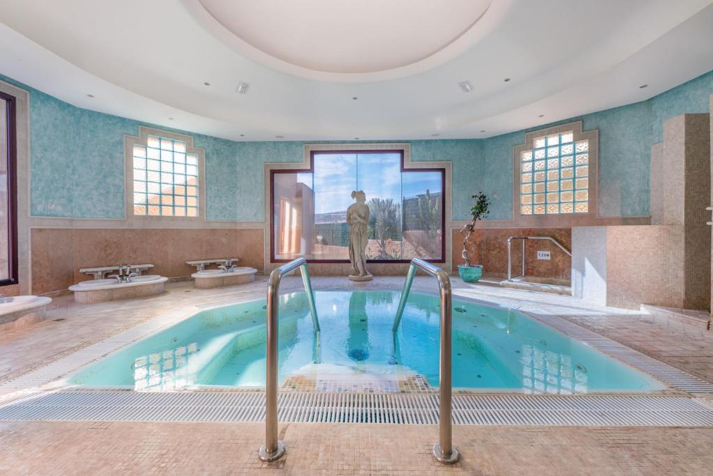 Bazén v ubytování Hotel Esmeralda Maris by LIVVO nebo v jeho okolí