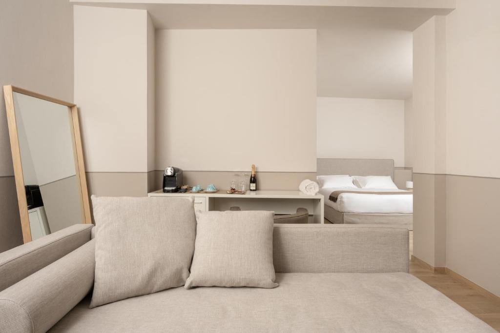 a living room with a couch and a bedroom at Villa Il Platano in Como