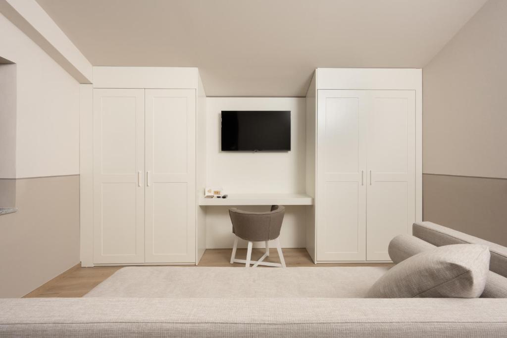a living room with white cabinets and a tv at Villa Il Platano in Como