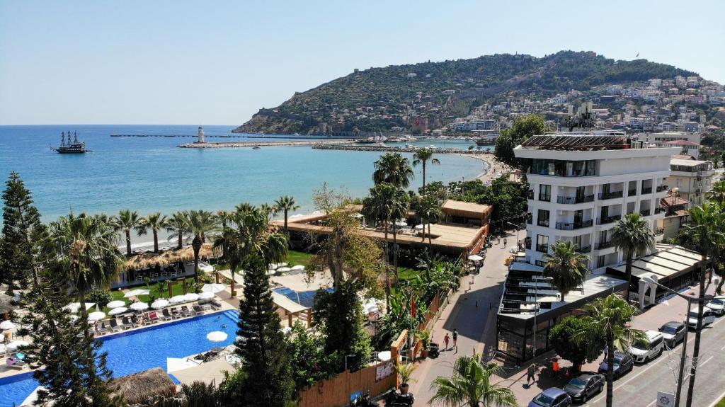 een luchtzicht op een resort en de oceaan bij DE'MANOR BOUTIQUE HOTEL in Alanya