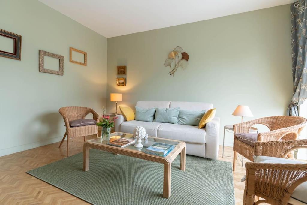 un salon avec un canapé et une table dans l'établissement Luxe et déco anglaise Tours centre Loire Valley, à Tours