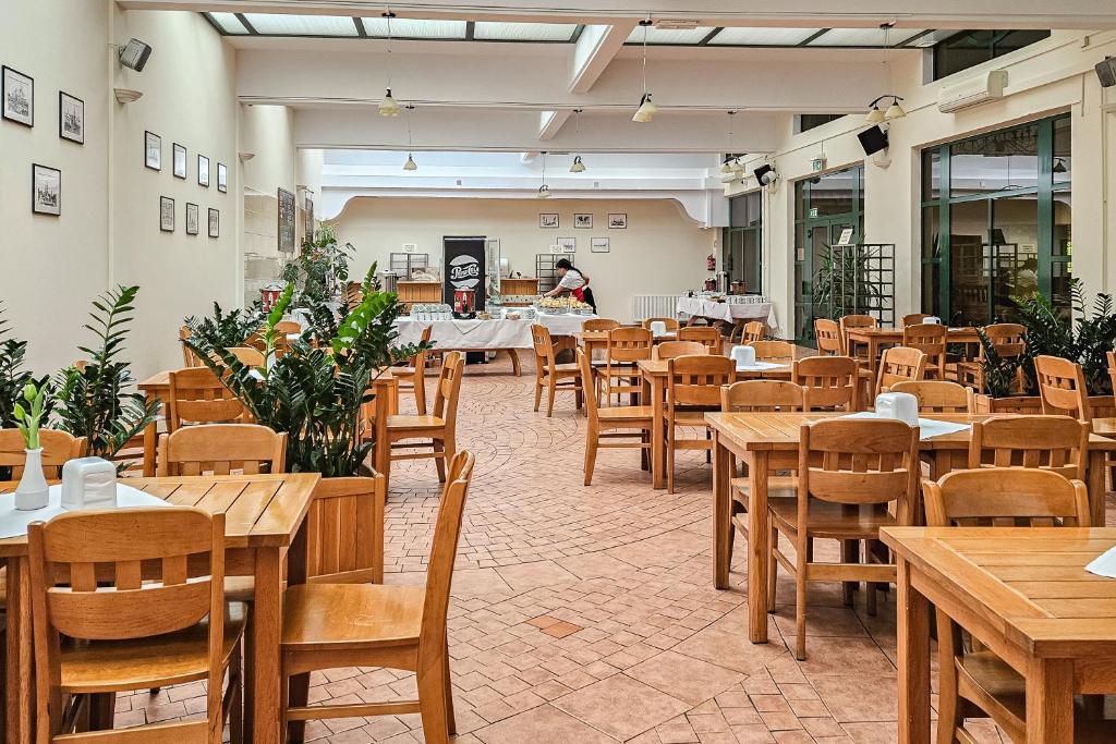 Reštaurácia alebo iné gastronomické zariadenie v ubytovaní Dom Pielgrzyma ARKA