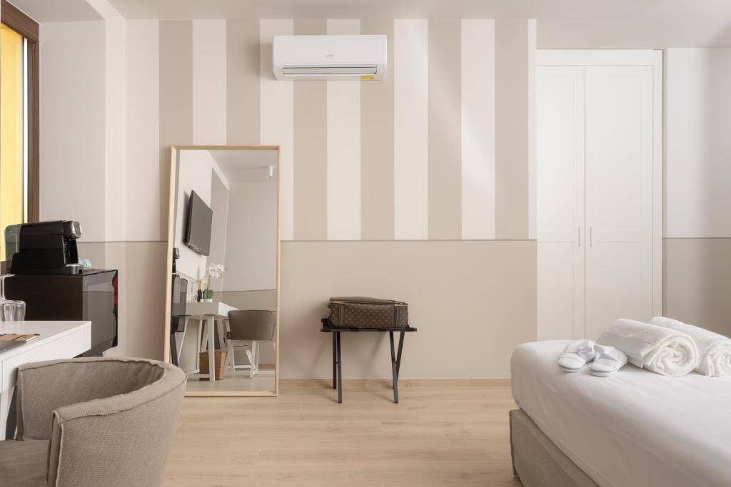 a hotel room with a bed and a mirror at Villa Il Platano in Como