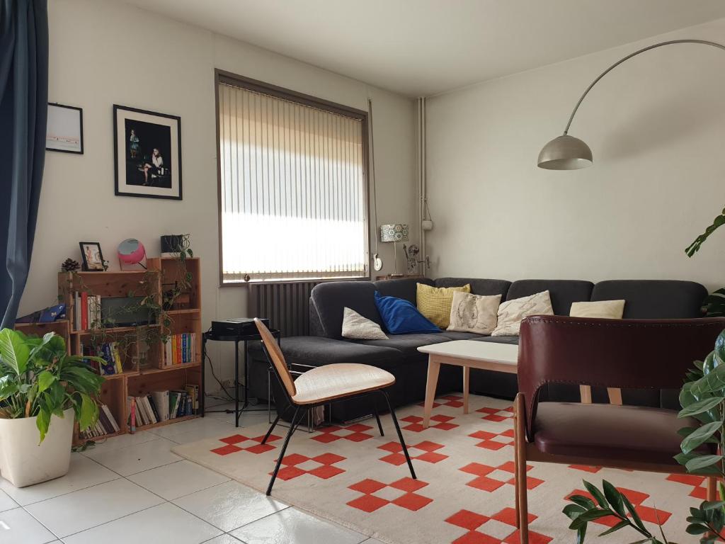 un salon avec un canapé, une table et des chaises dans l'établissement Bel appartement lumineux T3 Terrasse, à Nice
