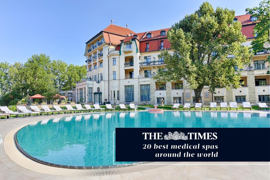 een groot zwembad voor een gebouw bij Ensana Thermia Palace in Piešťany