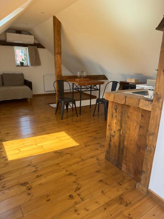 cocina y sala de estar con mesa y sillas en Pelini - 1 en Szentendre