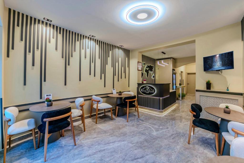 Kuchyň nebo kuchyňský kout v ubytování ROYAL TAKSIM SUITES