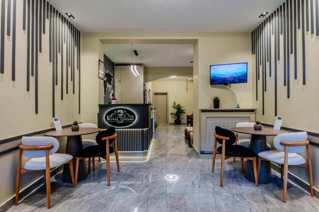 TV a/nebo společenská místnost v ubytování ROYAL TAKSIM SUITES