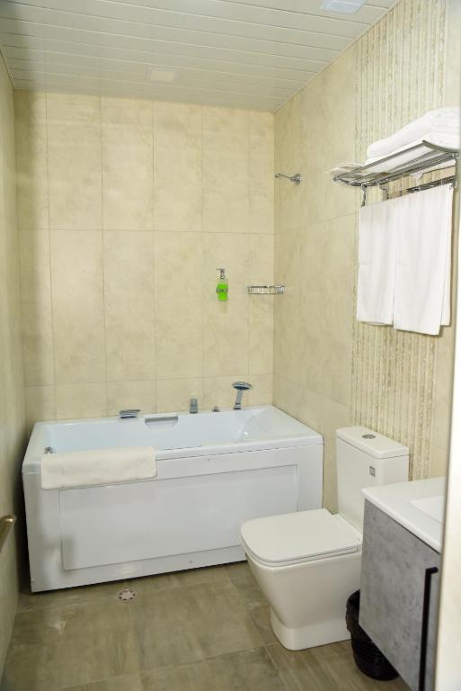 Koupelna v ubytování BMG Hotel by Grigoryans Group