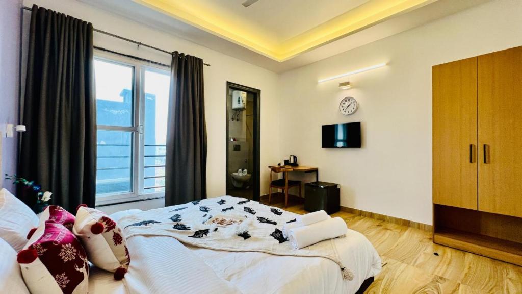 Postel nebo postele na pokoji v ubytování BluO Medicity - Hotel Gurgaon