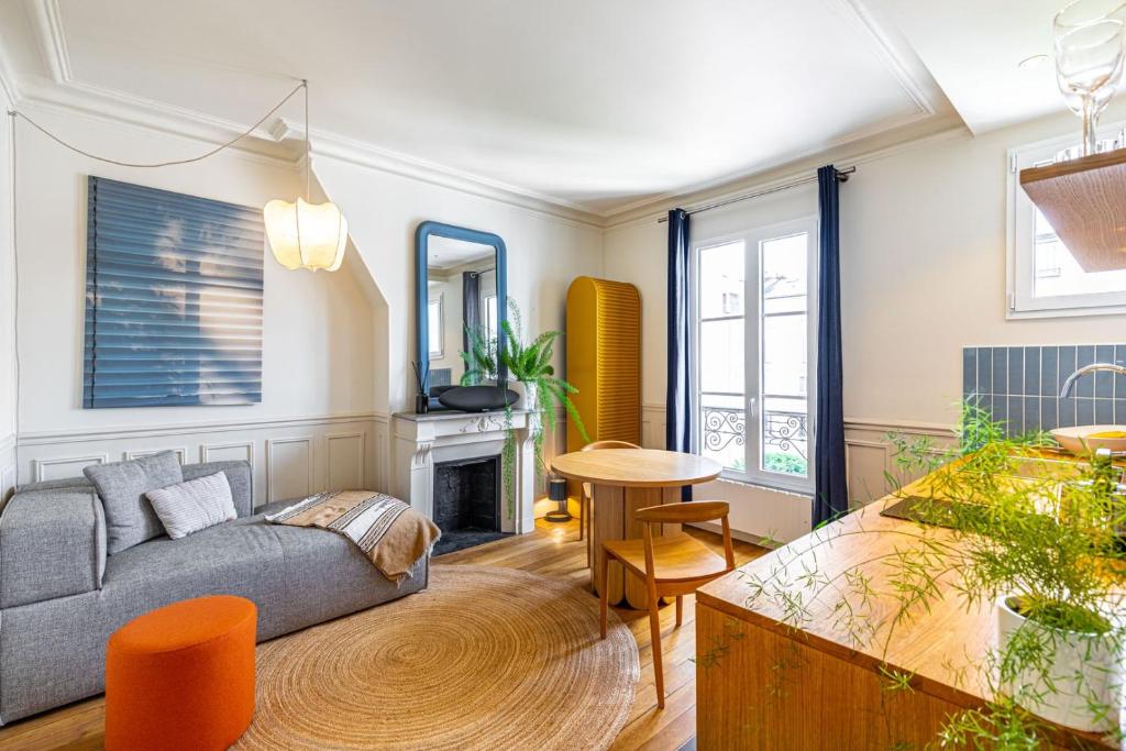 ein Wohnzimmer mit einem Sofa und einem Tisch in der Unterkunft GuestReady - Estadia na moda em Saint-Mandé in Saint-Mandé
