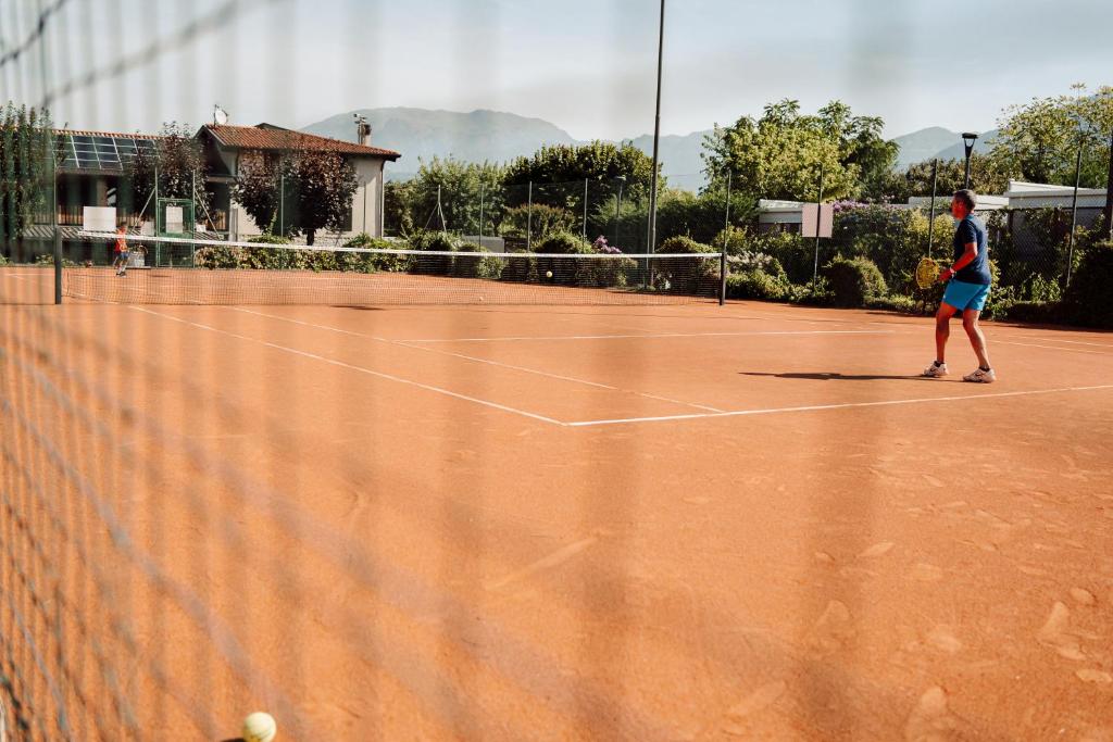 Tenis alebo squash v ubytovaní Camping Del Sole Village alebo jeho okolí