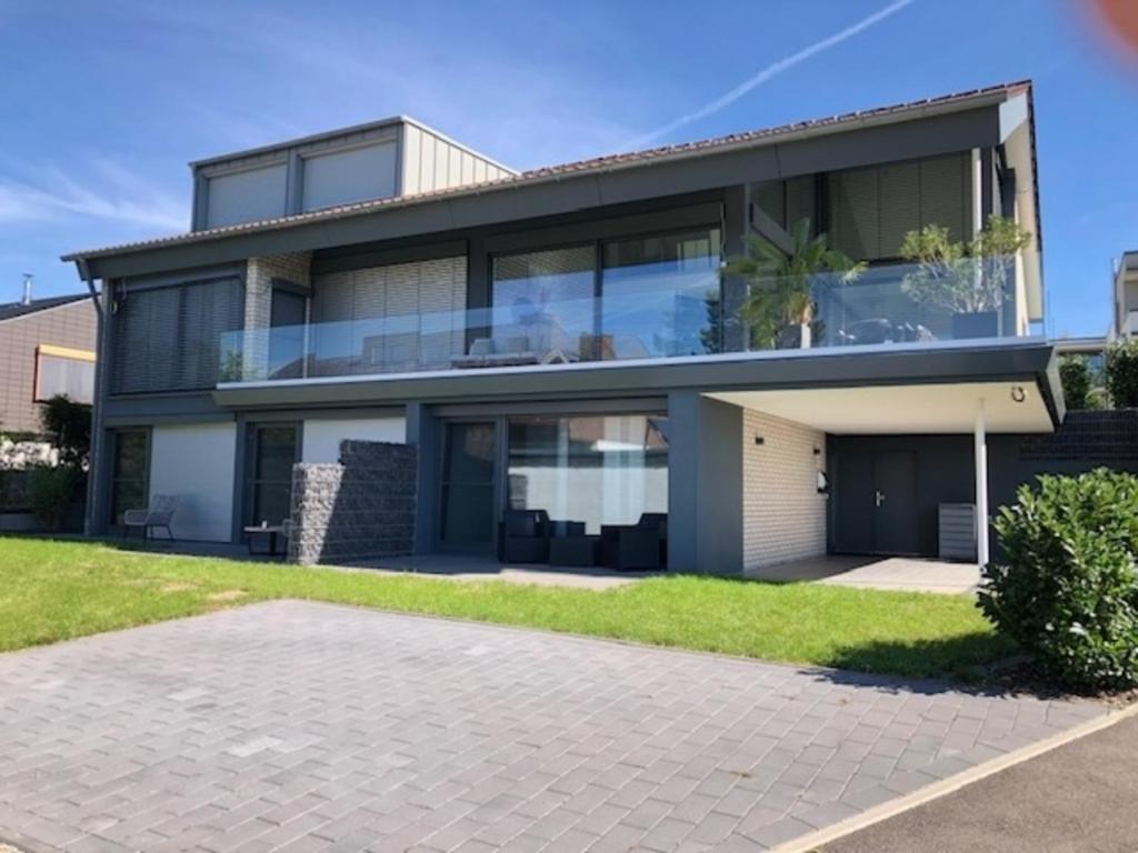 an image of a house with a driveway at Ferienwohnung 60 m mit hervorragender Aussicht in Talheim