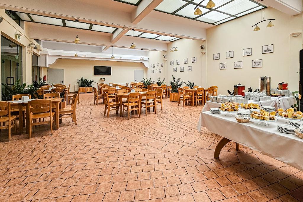 Reštaurácia alebo iné gastronomické zariadenie v ubytovaní Dom Pielgrzyma ARKA