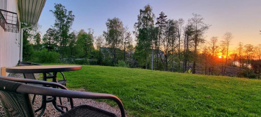 Východ nebo západ slunce při pohledu z vily nebo okolí