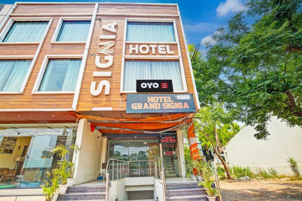 un hotel con un cartel en la parte delantera en OYO Hotel Grand Signia, en Zirakpur