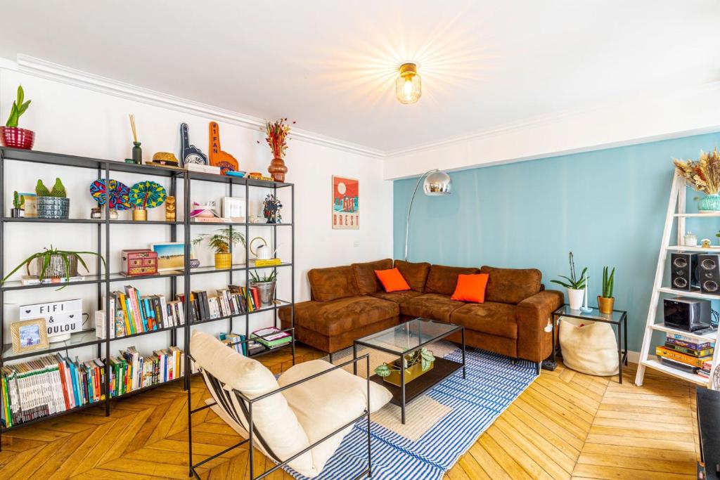 un salon avec un canapé et une table dans l'établissement GuestReady - Homely Dwelling near Canal St Martin, à Paris