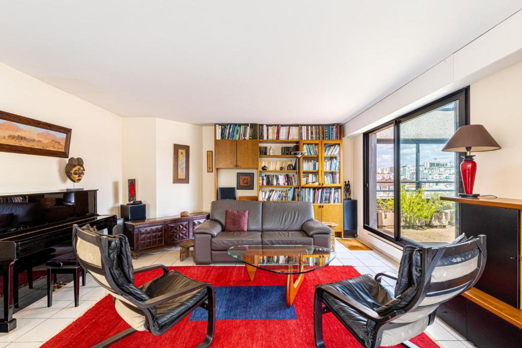 - un salon avec un canapé et un piano dans l'établissement GuestReady - Duplex avec terrasse privée, à Paris
