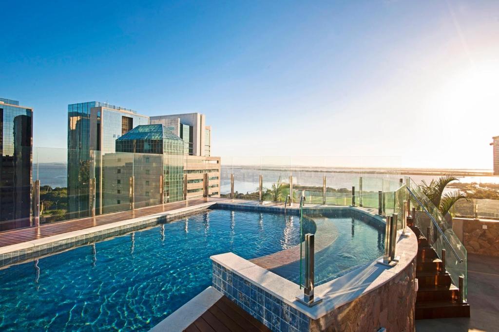 A piscina localizada em Intercity Porto Alegre Praia de Belas ou nos arredores