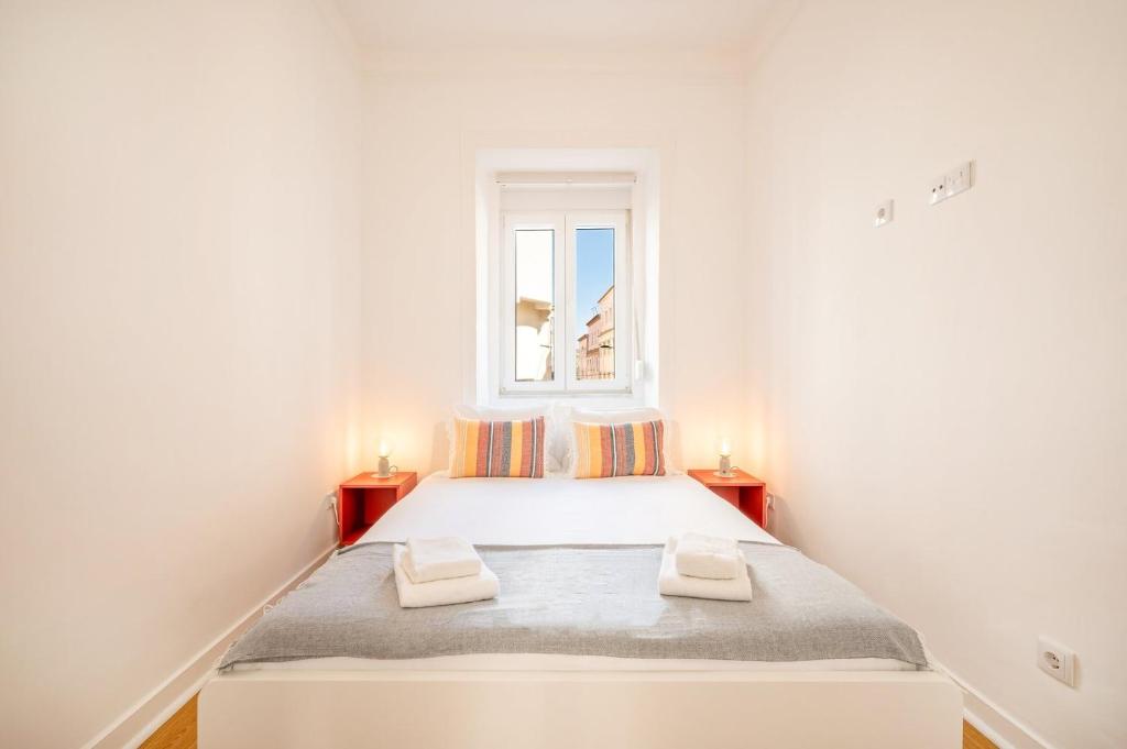 1 dormitorio con 1 cama con 2 toallas en GuestReady - Captain's residence R/C near Alfama, en Lisboa