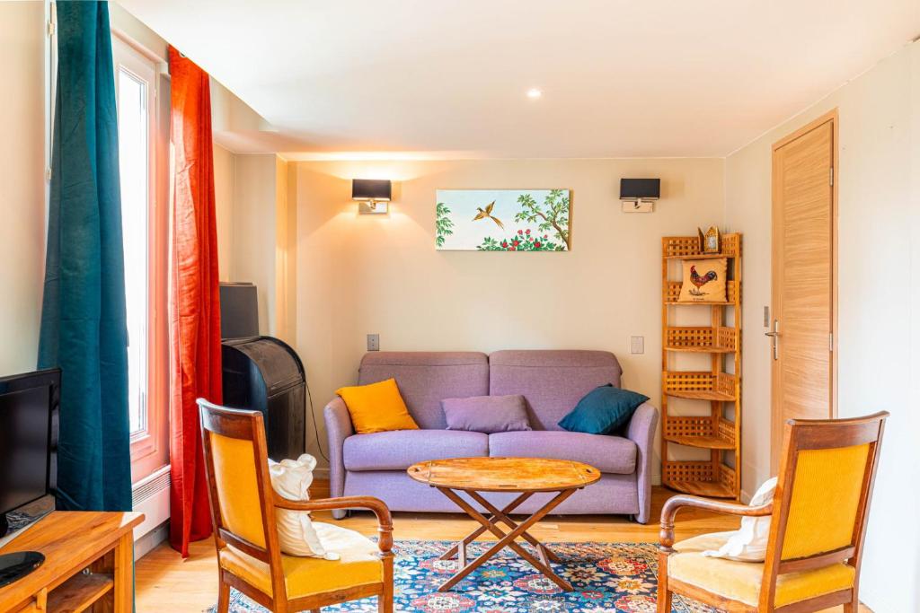 - un salon avec un canapé, une table et des chaises dans l'établissement GuestReady - Comfortable getaway near Paris, à Boulogne-Billancourt