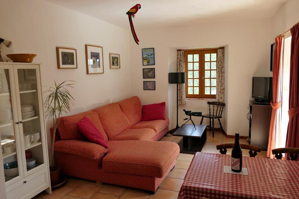un salon avec un canapé et une table dans l'établissement Gites Castel de Cantobre - L'Egyptien, à Cantobre