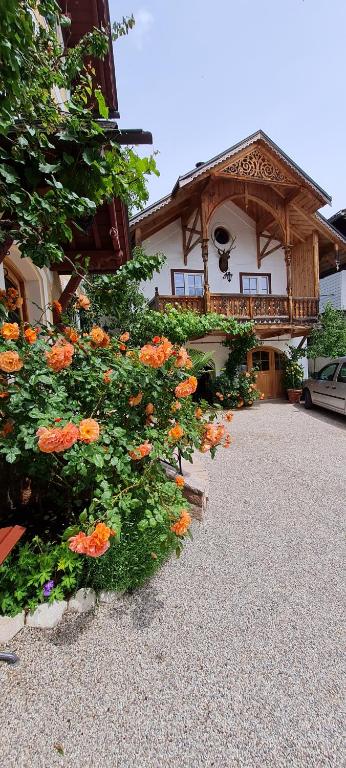 une maison avec un bouquet de fleurs devant elle dans l'établissement Villa Franz Xaver, à Sankt Wolfgang im Salzkammergut
