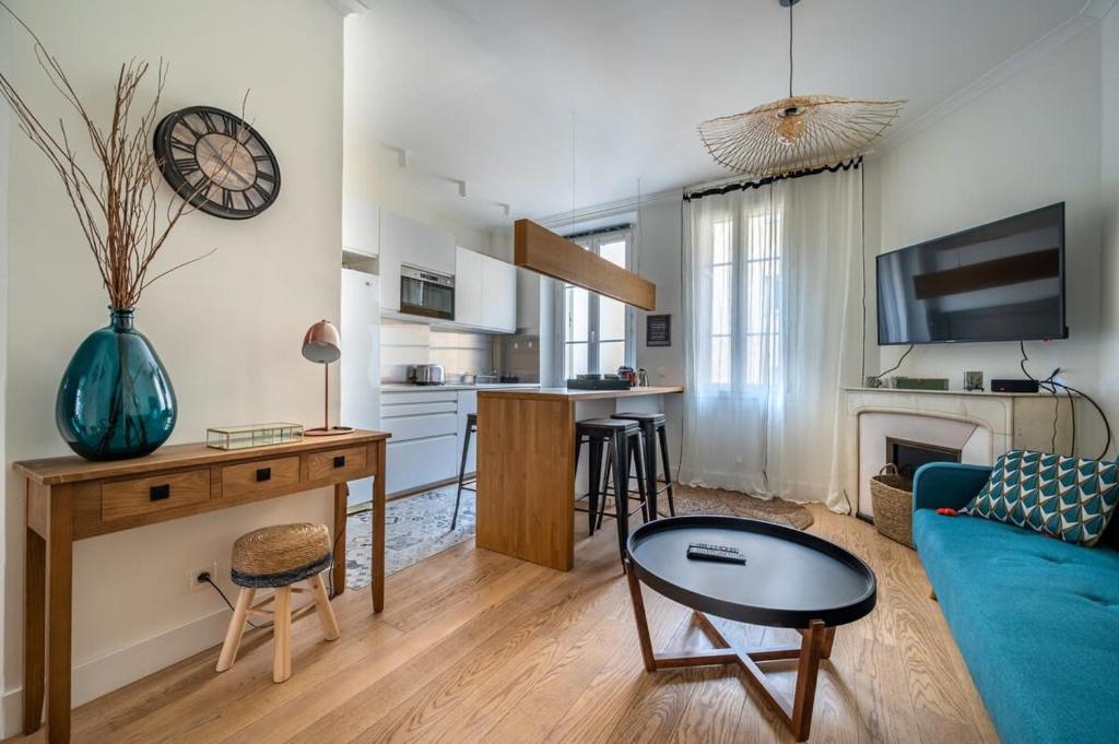 un salon avec un canapé bleu et une table dans l'établissement B016 - Beautiful apt For 4 - Cannes center, à Cannes