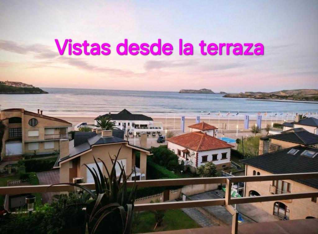 - une vue sur la plage, les bâtiments et l'océan dans l'établissement Doña Carmen Playa, a unos pasos de la playa, à Suances