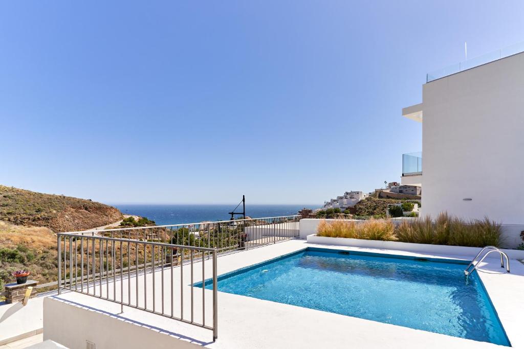 une villa avec une piscine et l'océan dans l'établissement Villa Spectacular Casa Negra, à Torrox Costa