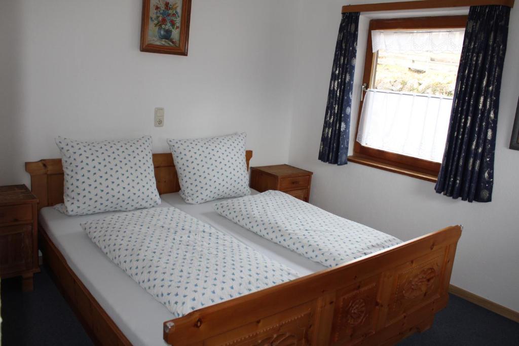 Pfeiffer Alm am Sonnenhang mit Blick auf die Zugspitze - 1