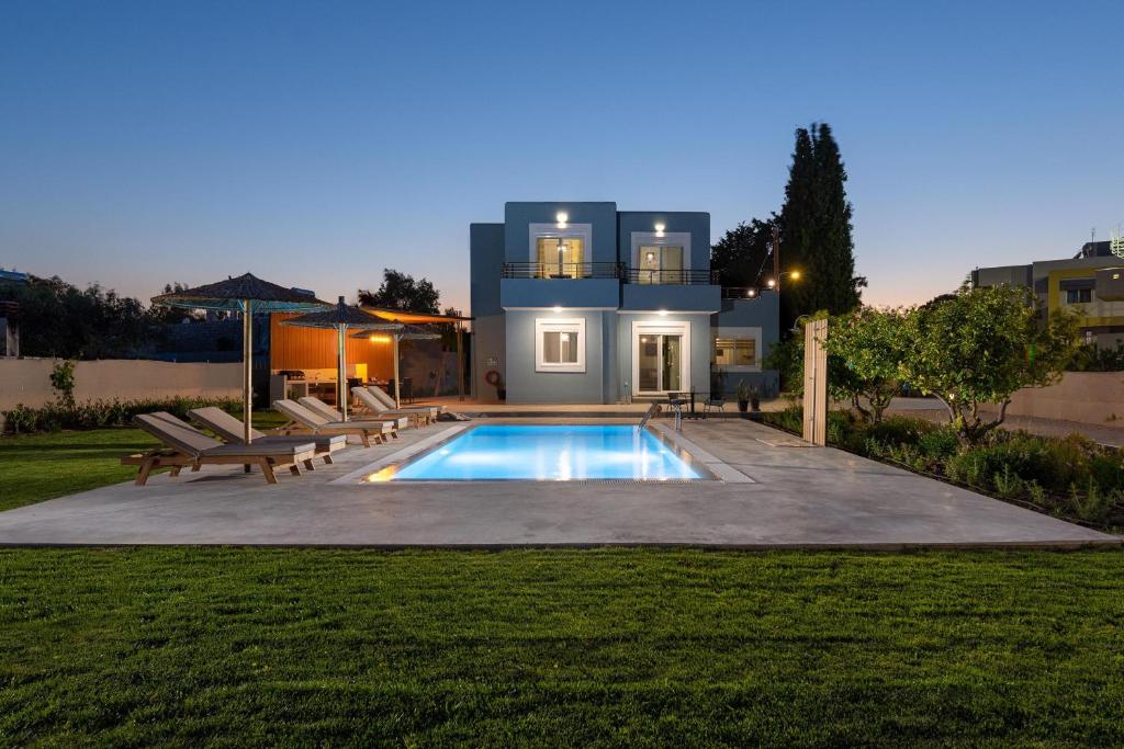 une maison avec une piscine dans la cour dans l'établissement Villa Ethria Rhodes, à Afantou