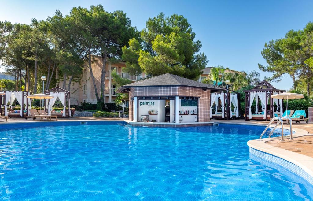 Бассейн в VIVA Cala Mesquida Suites & Spa Adults Only 16 или поблизости