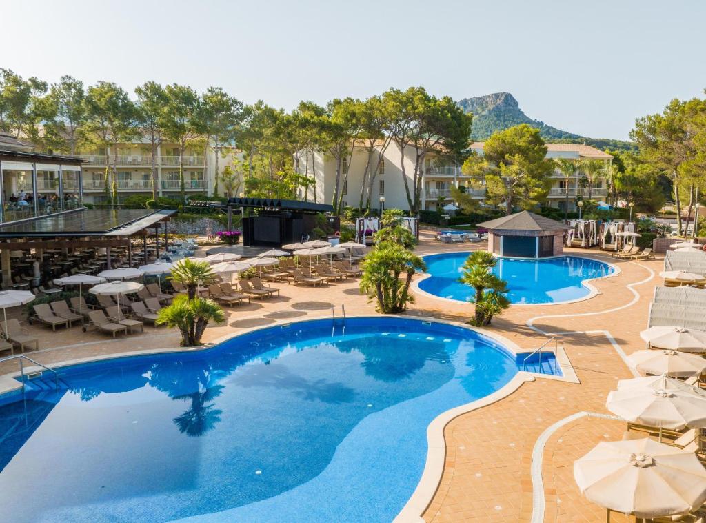 Бассейн в VIVA Cala Mesquida Suites & Spa Adults Only 16 или поблизости
