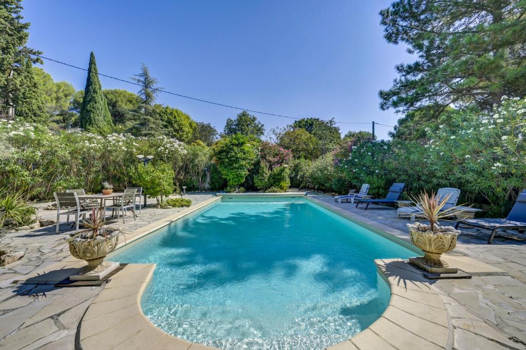 - une piscine dans une cour avec des chaises et une table dans l'établissement Fontfiguières, à Aix-en-Provence