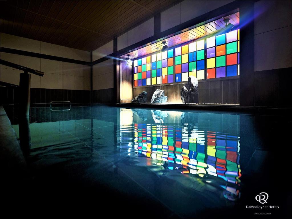 um quarto com uma piscina com vitrais em Daiwa Roynet Hotel KANAZAWA-MIYABI em Kanazawa