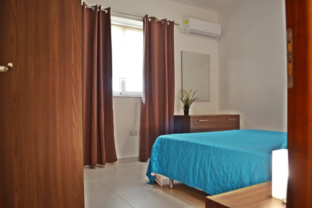 Postel nebo postele na pokoji v ubytování Ivy Rose - Marsaxlokk