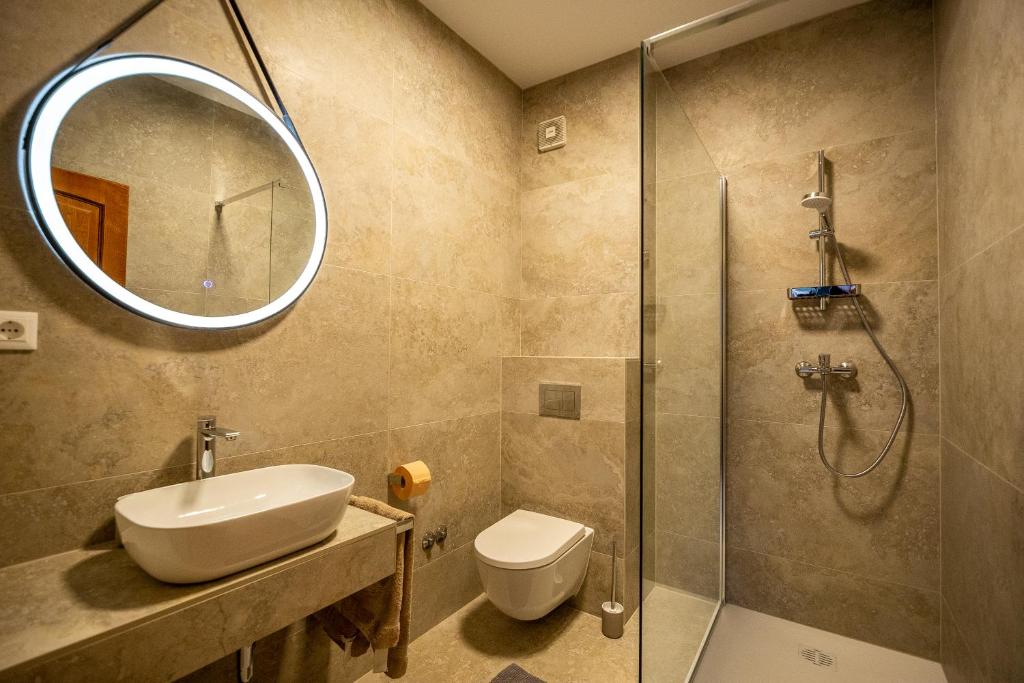 W łazience znajduje się prysznic, umywalka i toaleta. w obiekcie Villa Lugano w Rovinj
