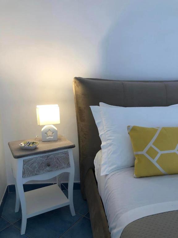 Postel nebo postele na pokoji v ubytování Syrene Suites Sorrento