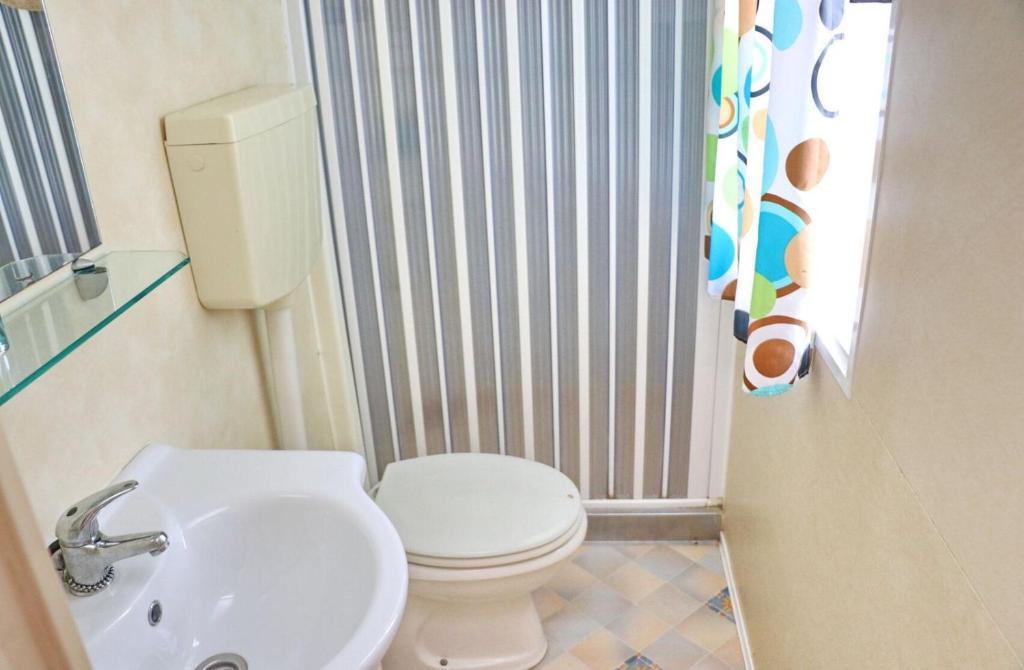Łazienka w obiekcie Bungalow Puntalejo