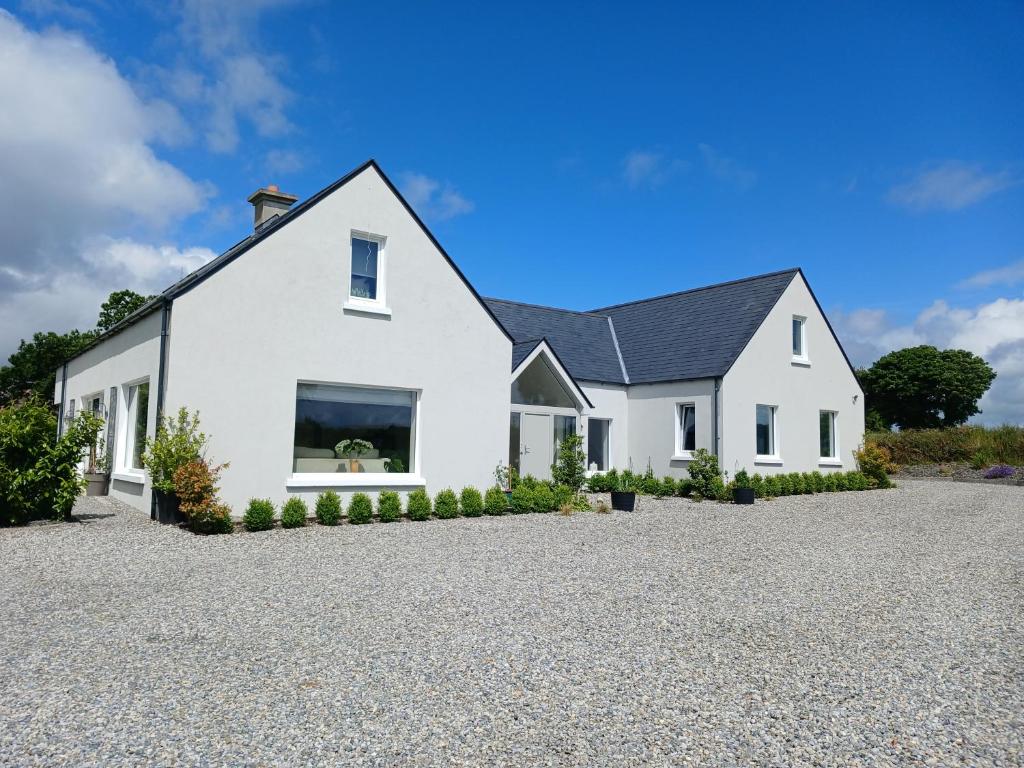 a white house with a gravel driveway at Lakeview farm 