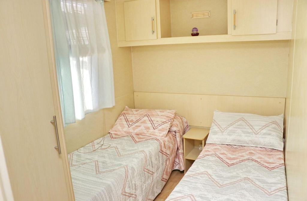 Łóżko lub łóżka w pokoju w obiekcie Bungalow Puntalejo
