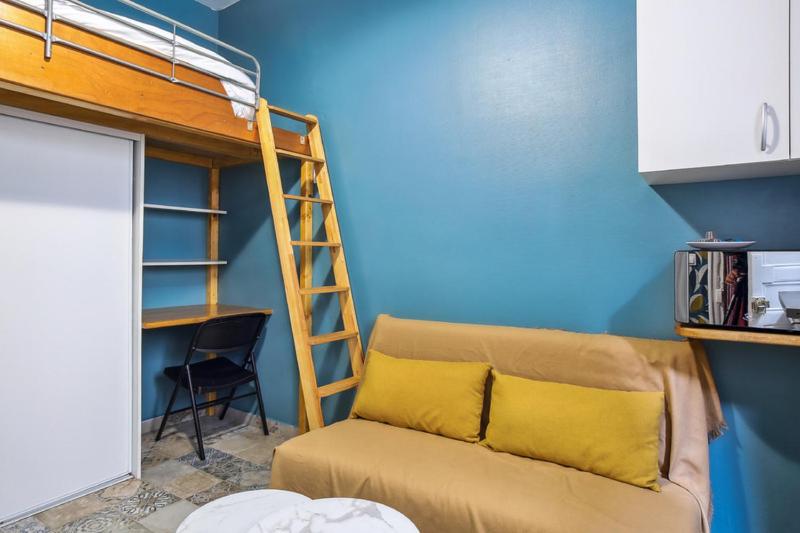 - un salon avec un canapé et des lits superposés dans l'établissement 548 Suite Dulac - Superbe Appartement à Paris, à Paris