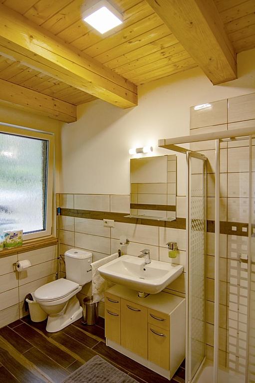un bagno con un water e un lavandino di Chaty Dvořiště a Lomnice nad Lužnicí