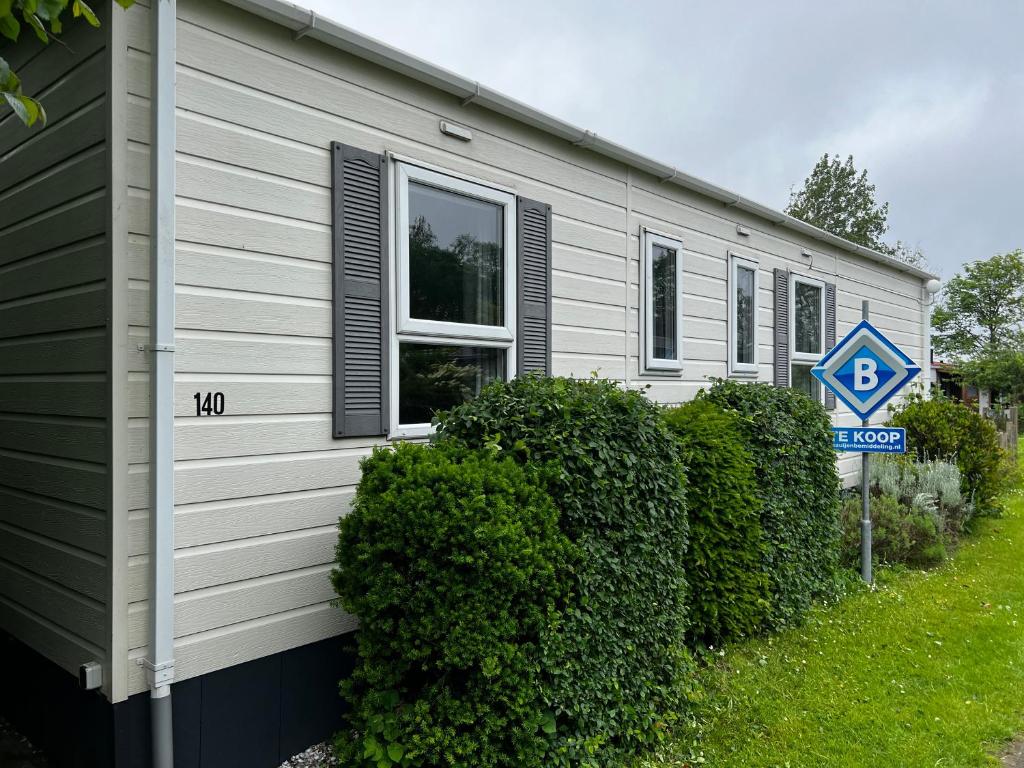 ein Haus mit einem Schild davor in der Unterkunft Goederee 140 no companies recreational use only in Goedereede