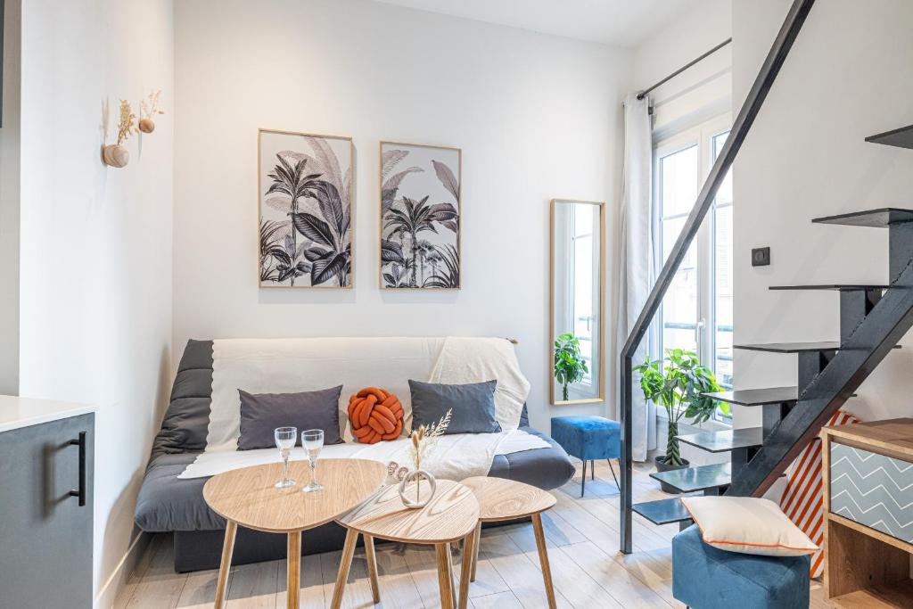 een woonkamer met een bank en 2 tafels bij SMARTBNB - Moderne Studio - Zone Piétonne - Clim in Nice