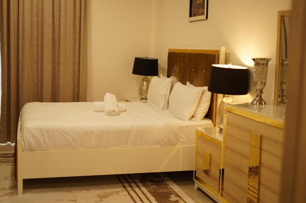 Postel nebo postele na pokoji v ubytování Brown Stone Holiday Homes Mirdif Hills